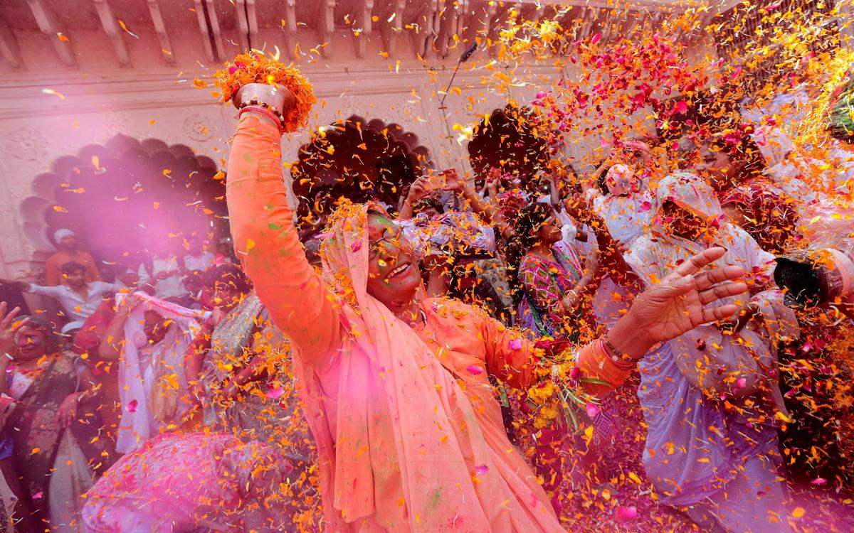 Vrindavan widow holi