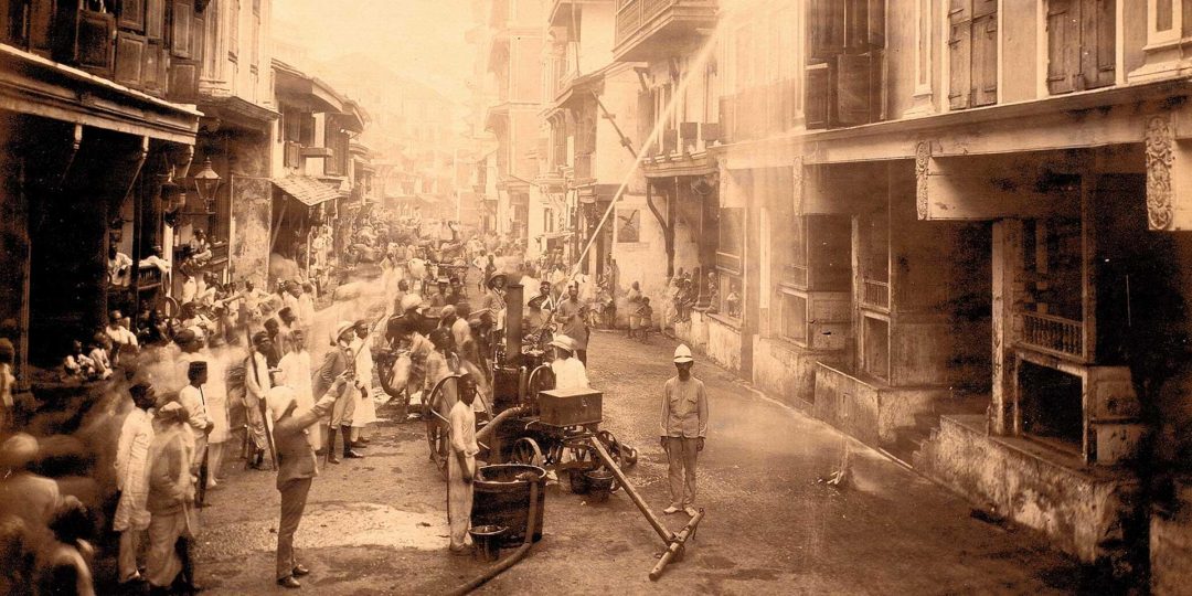 Disinfecting plague houses with a flushing engine, 1897