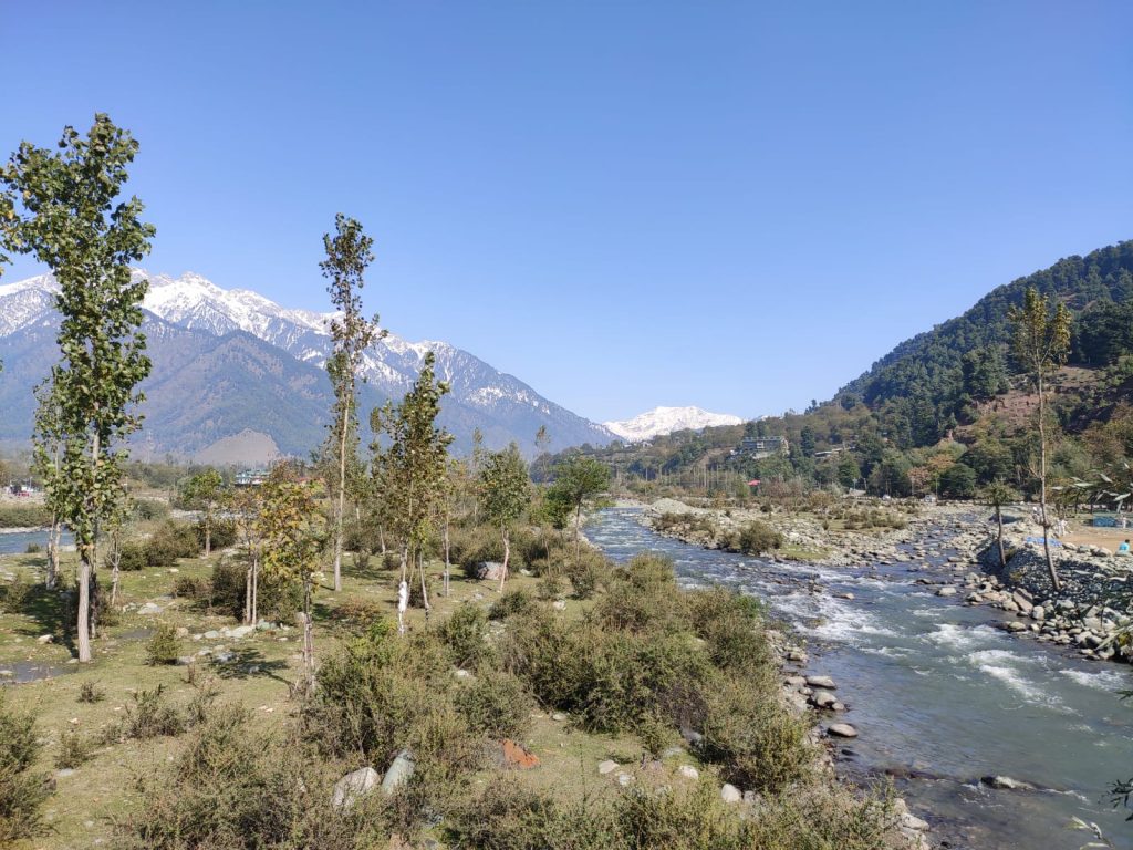 পহেলগামে পথের পাশেই লিড্ডর নদী