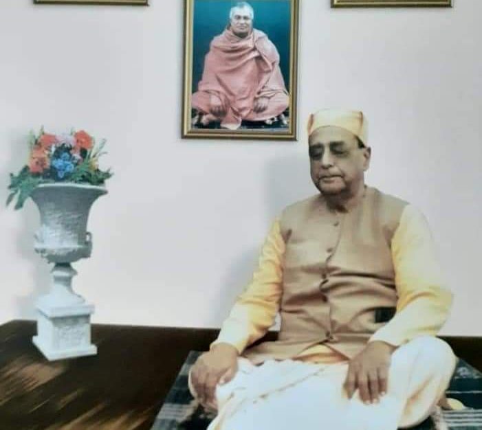 Swami-Lokeswarananda-Maharaj meditating