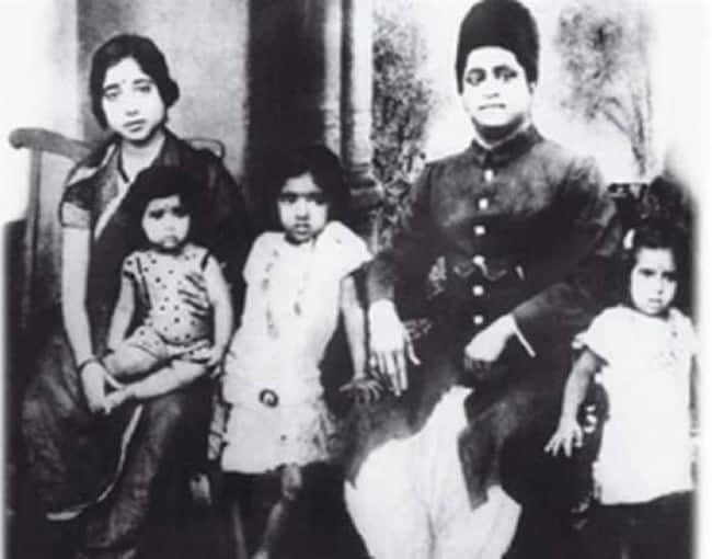 lata mangeshkar with parents and siblings