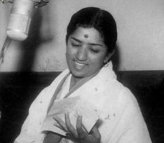 Lata Mangeshkar rehearsing