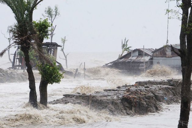 Tsunami of gushing water