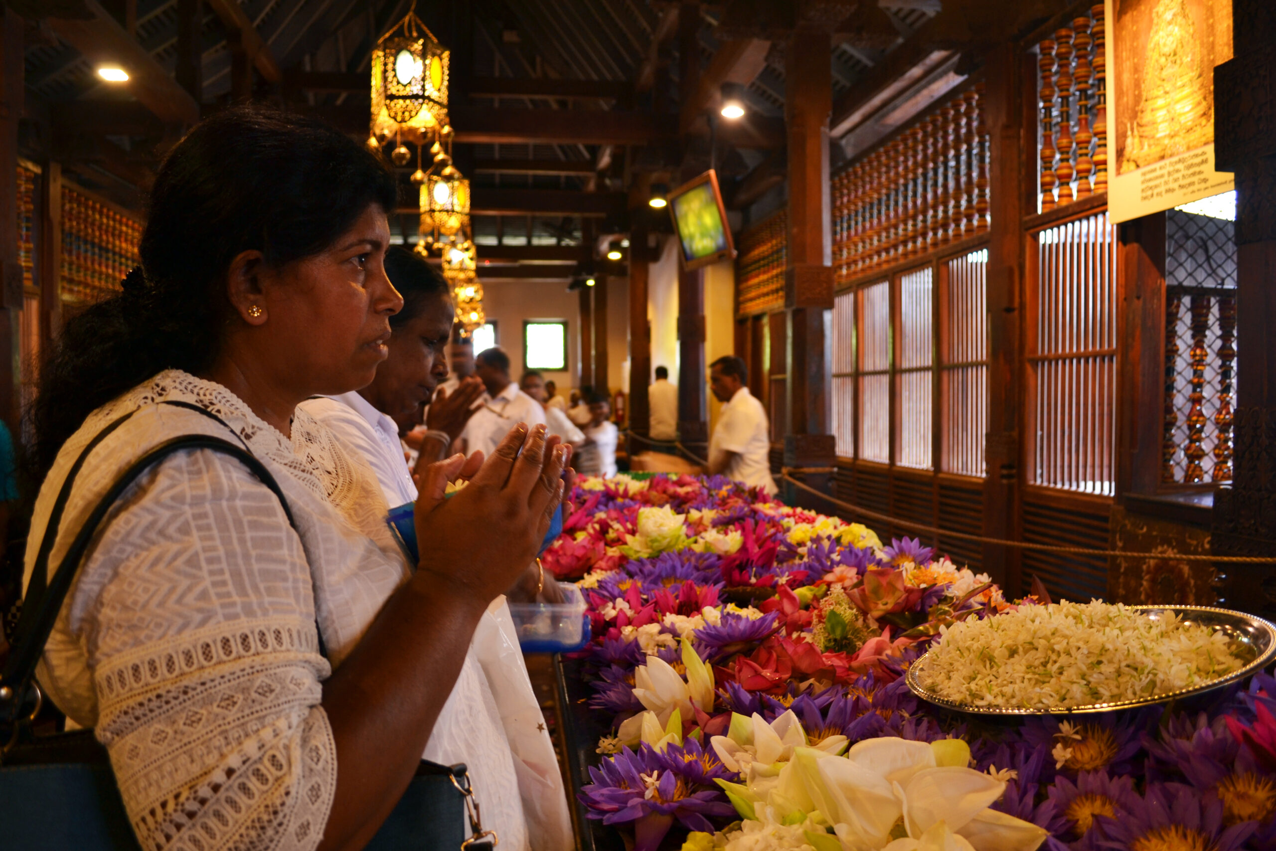 People on tooth relic Temple