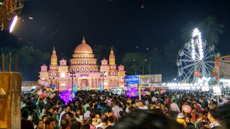 Durga puja crowd